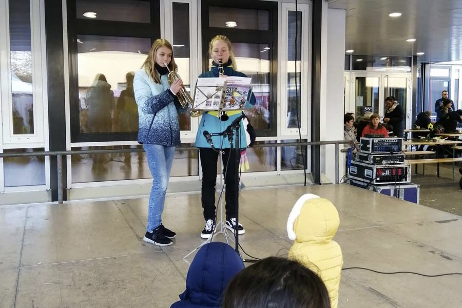 2022 Schüler-Duo bei Weihnachtsmarkt