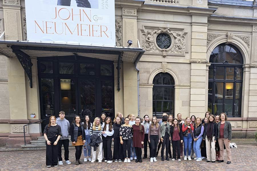 Gymnastik und Tanz Gruppe vor dem Festspielhaus Baden-Baden