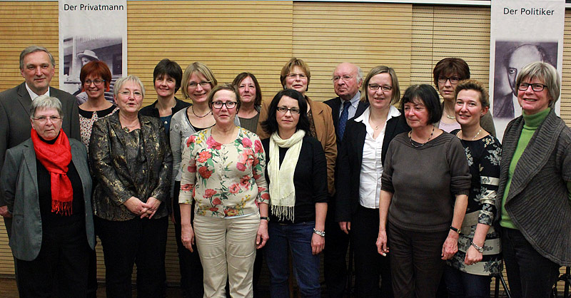 Preisträger 2015:Flüchtlings-Helferkreis Grötzingen mit u.a. Dankwart von Loeper (oben links), Frau Andre Fischer-Marum, Enkelin Ludwig Marums (unten links), Laudator Pfarrer Marggraf, Schulleiterin, Bürgermeisterin Bodner